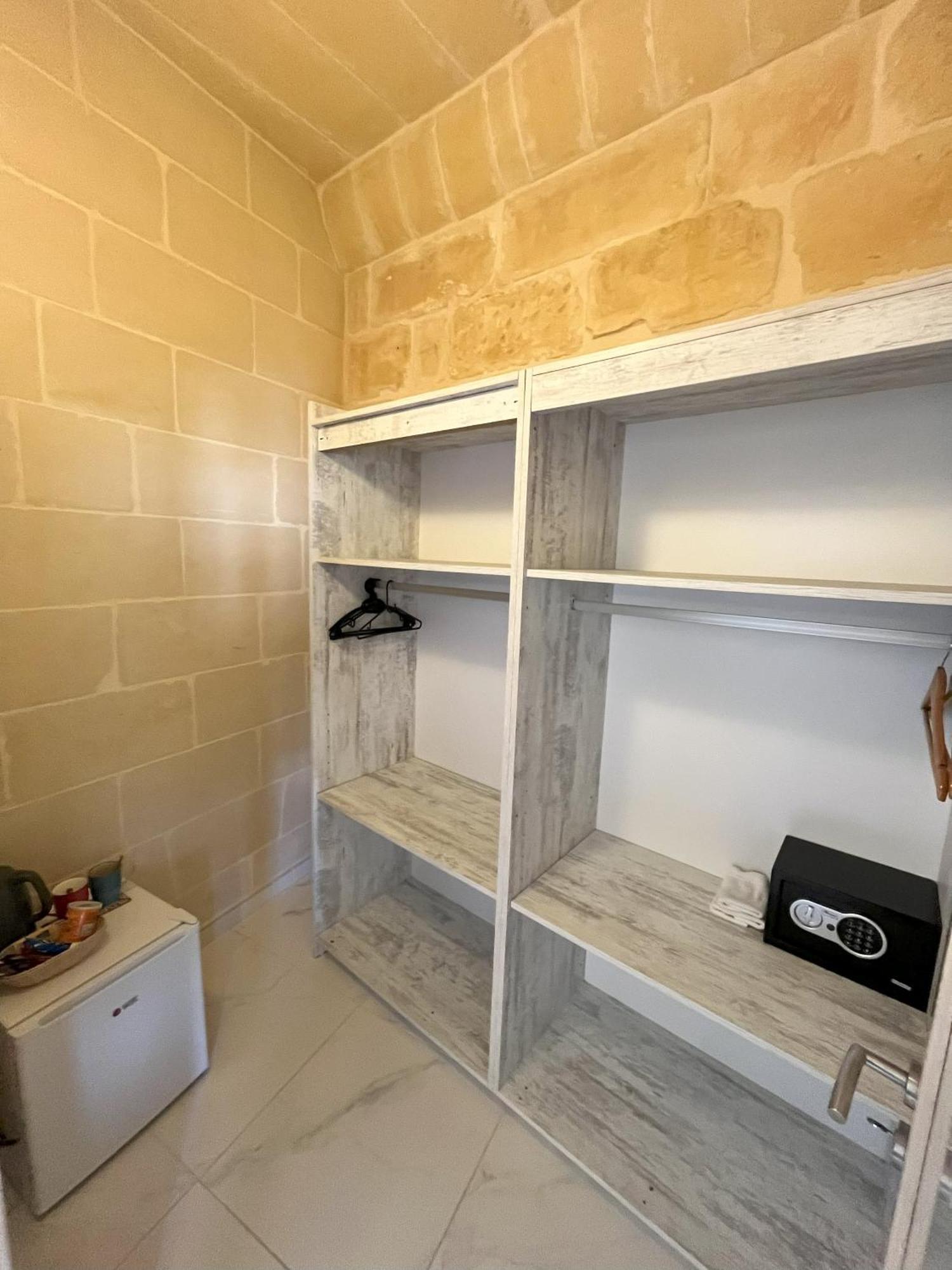Bed and Breakfast Fiftyfour West Boutique Living Għarb Exterior foto