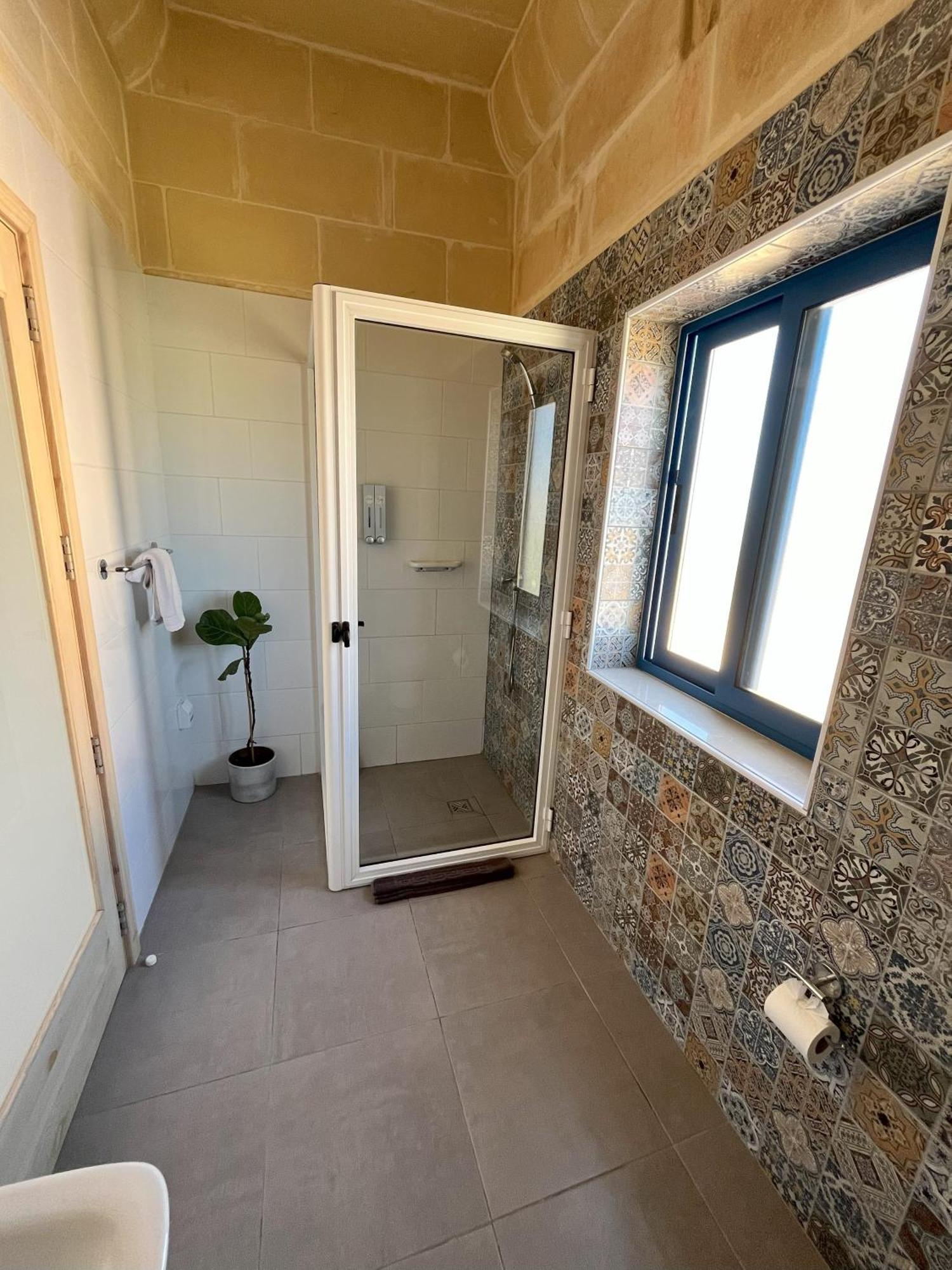 Bed and Breakfast Fiftyfour West Boutique Living Għarb Exterior foto