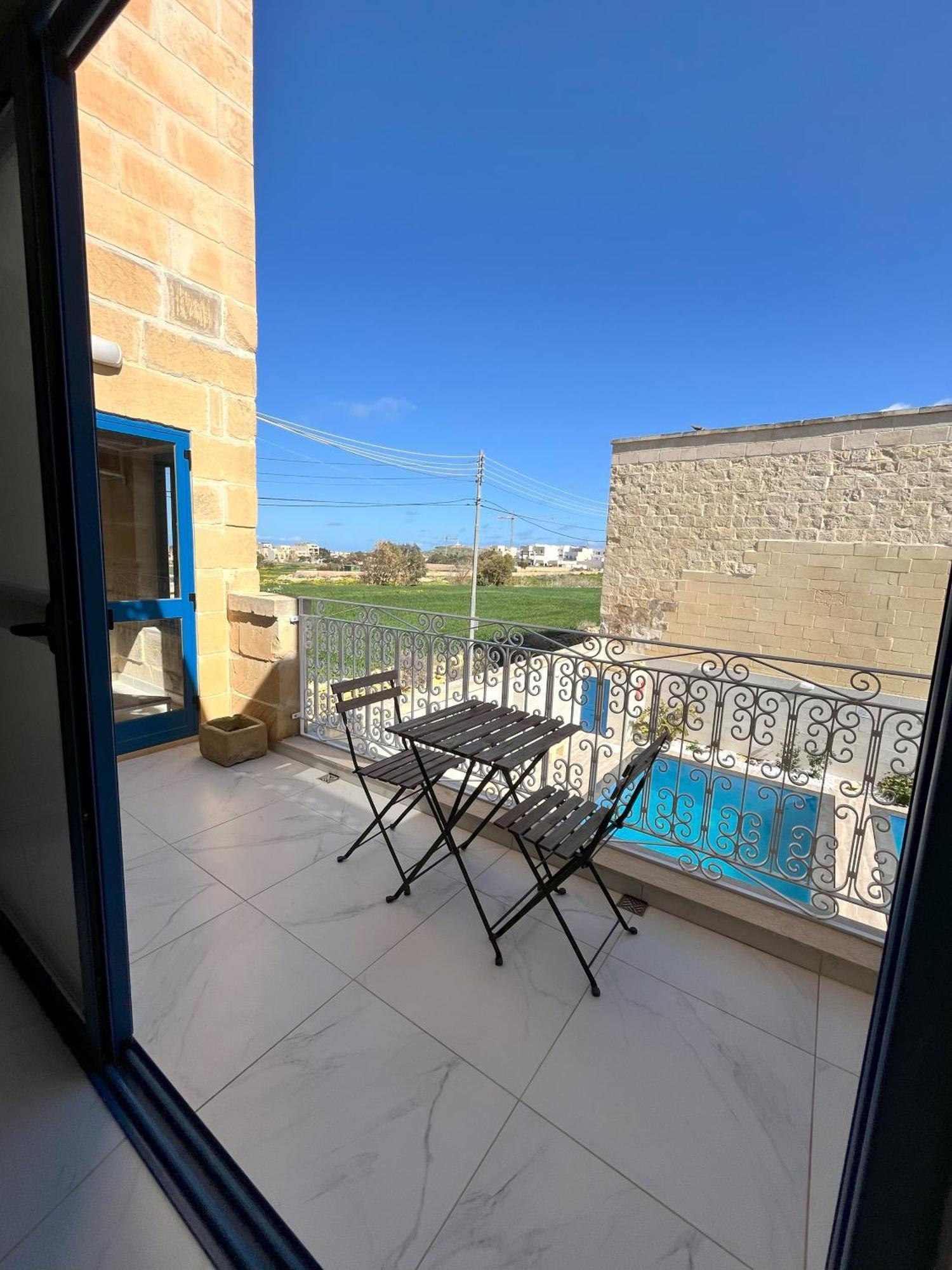 Bed and Breakfast Fiftyfour West Boutique Living Għarb Exterior foto