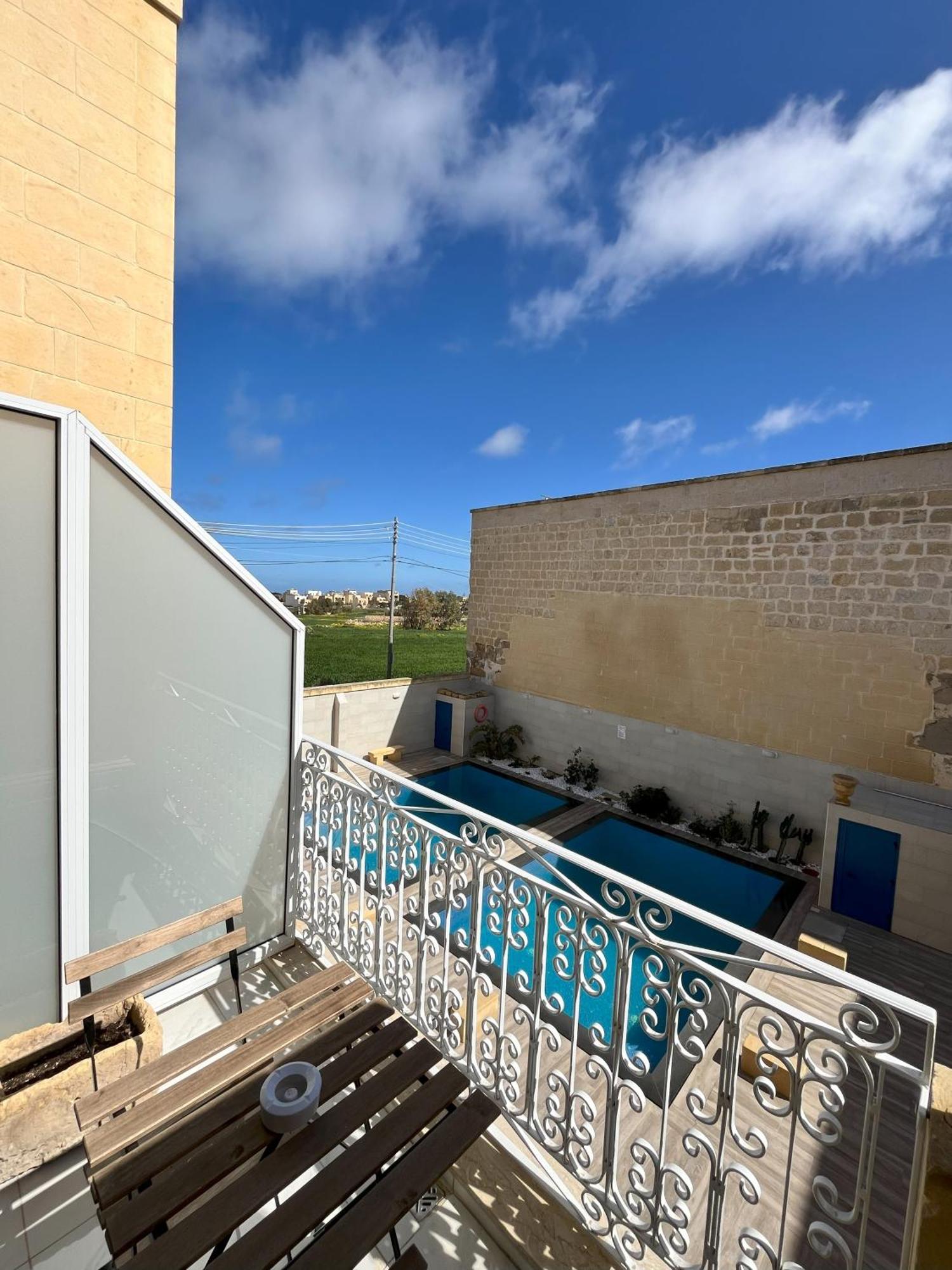 Bed and Breakfast Fiftyfour West Boutique Living Għarb Exterior foto